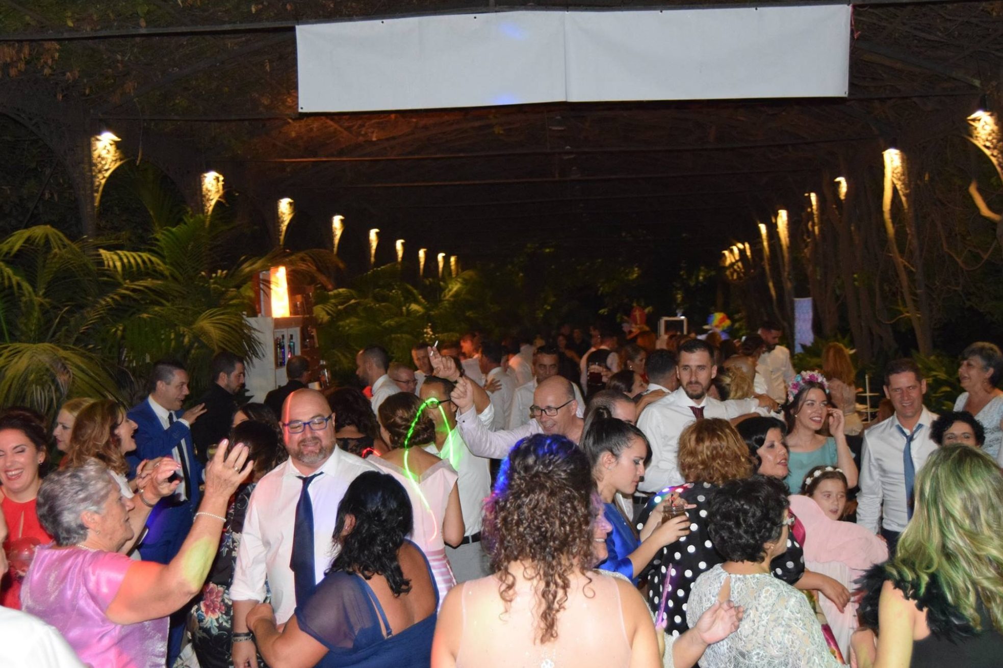 Multitud de personas bailando y disfrutando en un evento festivo.